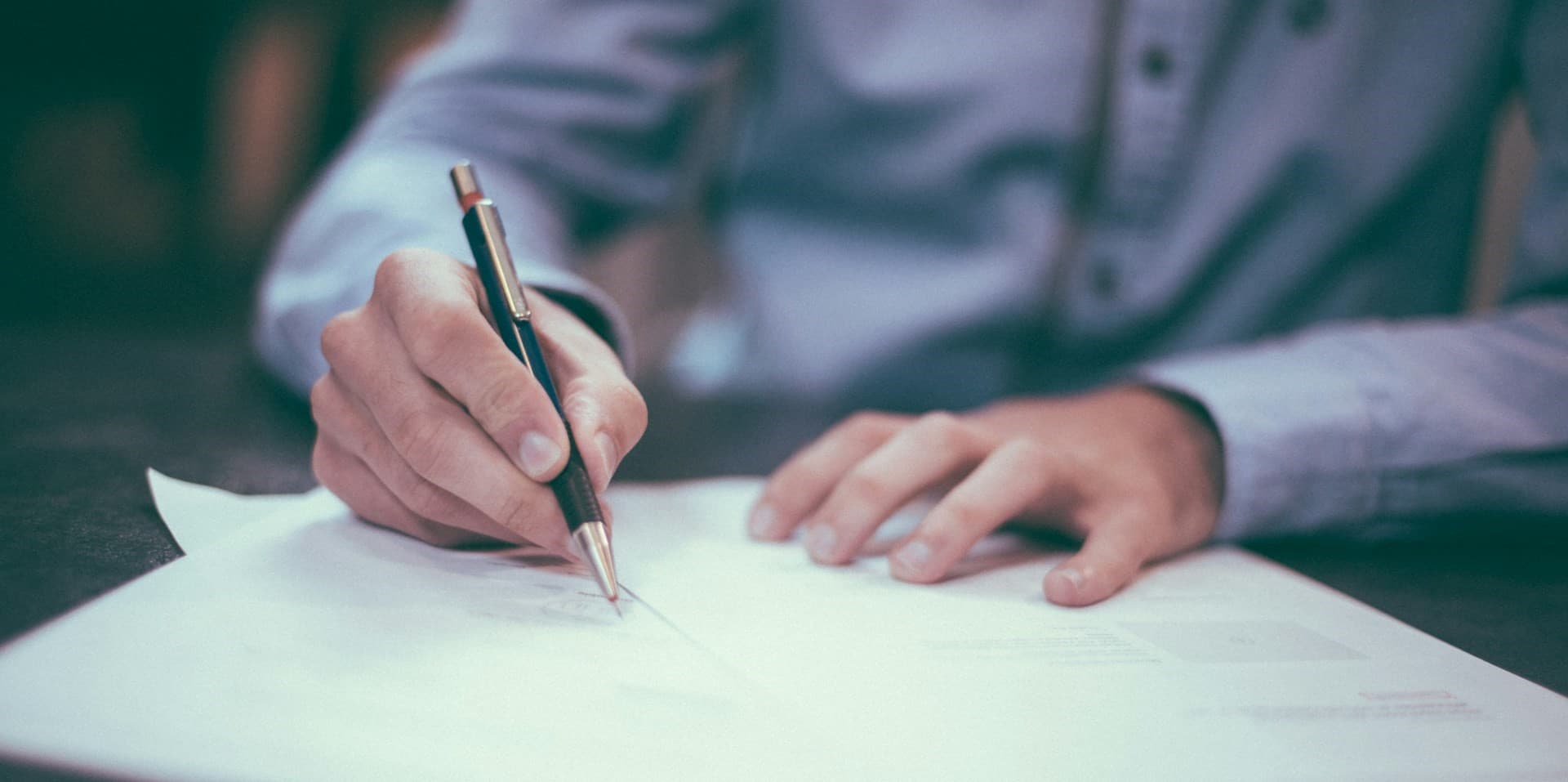 Kündigung Arbeitsvertrag Schweiz_Arbeitgeber unterschreibt schriftliche Kündigung